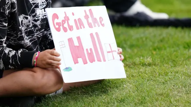 Charley Hull sign