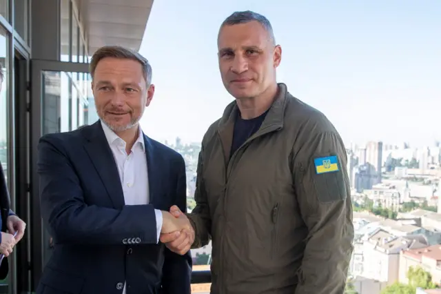 Christian Lindner shaking hands with Vitali Klitschko