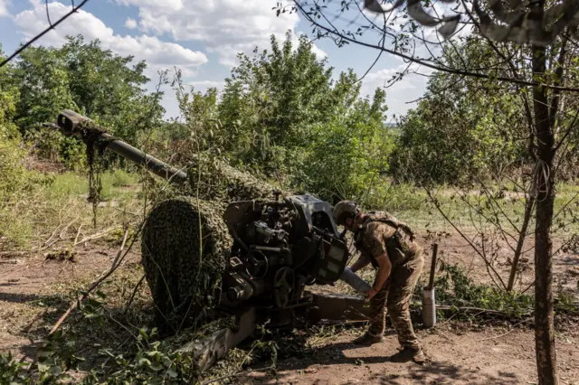 A Ukrainian soldier reloads a weapon