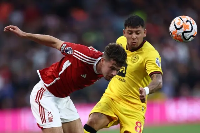 Neco Williams and Gustavo Hamer go for the ball