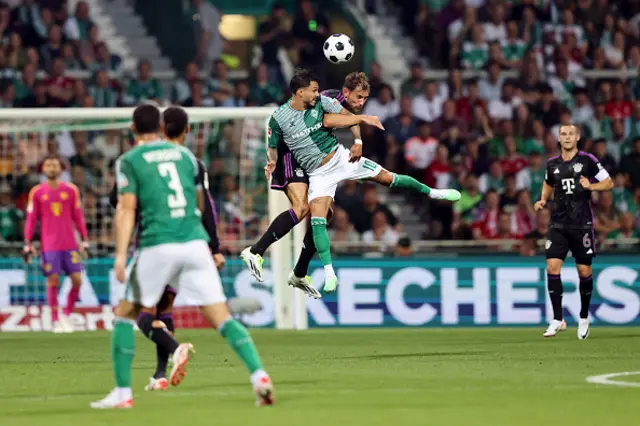 Leonardo Bittencourt of Werder Bremen and Leon Goretzka of Bayern Munich battle for a header