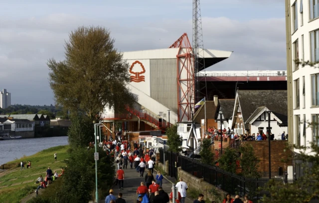 Fans walk to Nottingham Forest ground