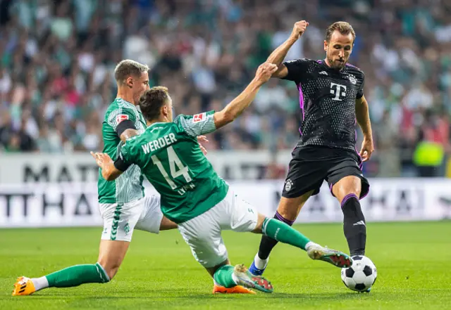 Harry Kane takes on the Werder Bremen players