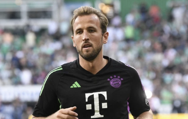 Harry Kane warming up to face Werder Bremen