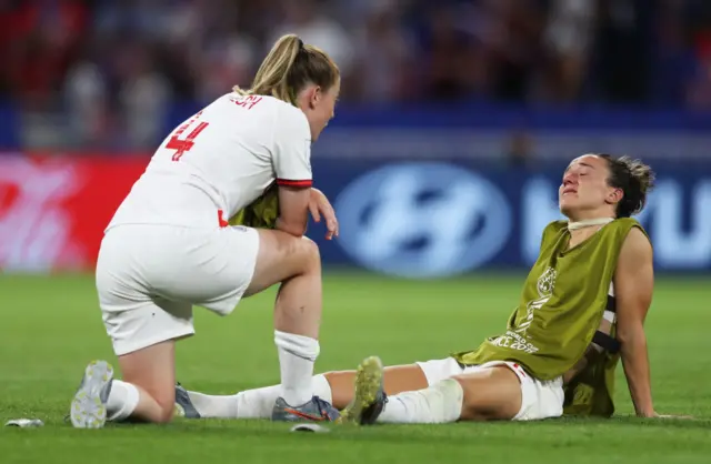 Lucy Bronze and Keira Walsh look dejected