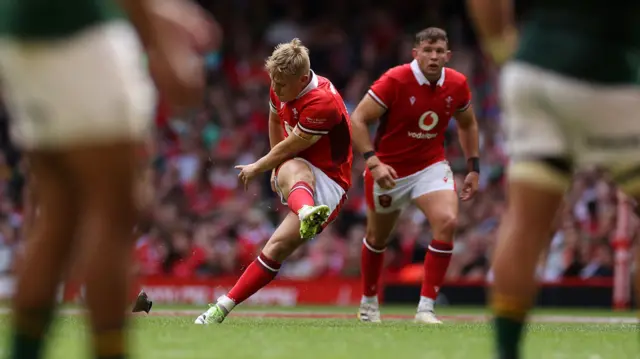 Sam Costelow kicks penalty