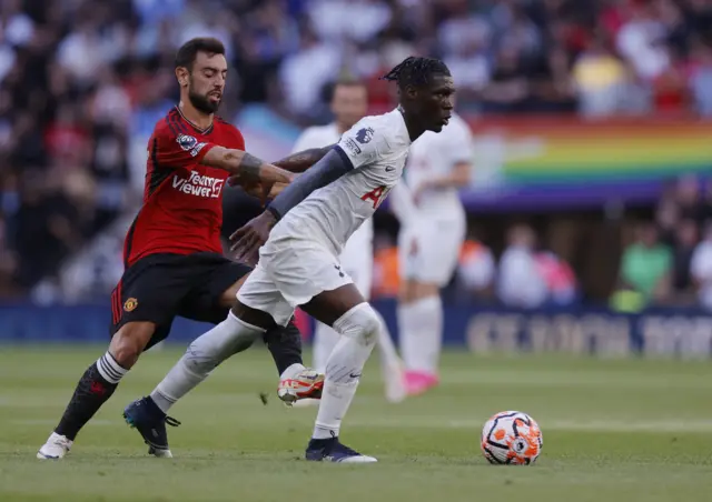 Fernandes challenges Bissouma for the ball.