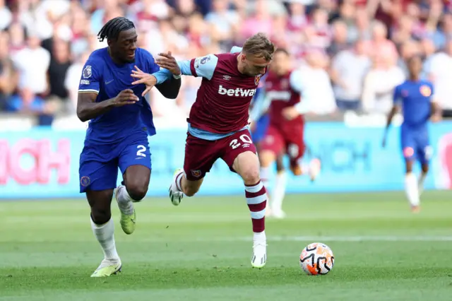 Jarrod Bowen runs with the ball