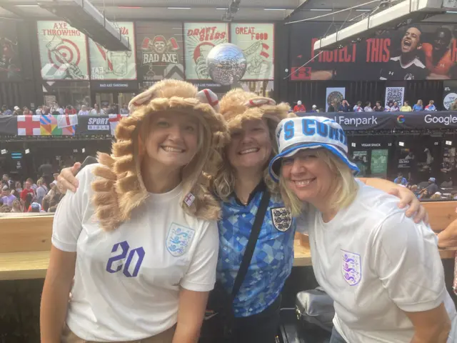 (l-r) Emma, Laura and Ellen Davies