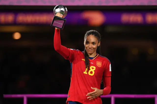 Salma Paralluelo poses with the young player of the tournament trophy.