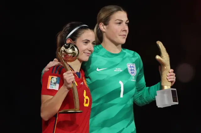 mary Earps with Golden Glove and Aitana Bonmati with player of the tournament trophy