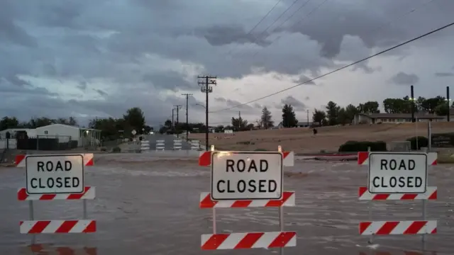 Road closure signs in Victorville, county san bernadinho