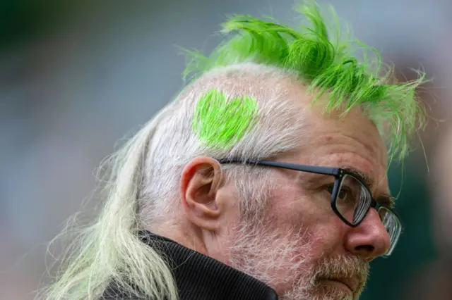 Fan with green hair