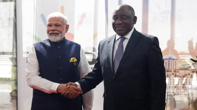 Narendra Modi shaking hands with Cyril Ramaphosa