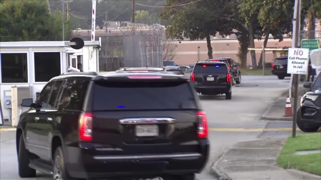 Trump's motorcade arrives at Fulton County prison