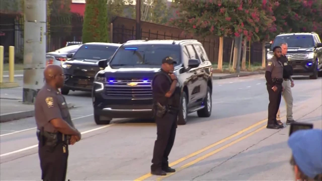 Trump's motorcade arrives at Fulton County jail