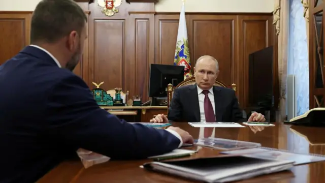 Vladimir Putin speaks to Denis Pushilin