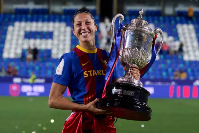 Jenni Hermoso holding the Copa de la Reina trophy in 2021