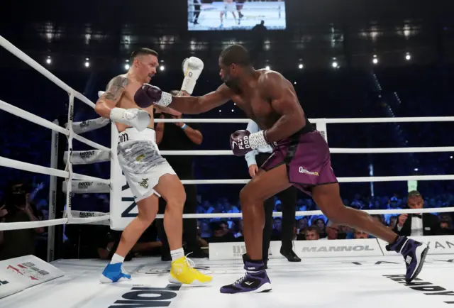 Daniel Dubois throwing a punch