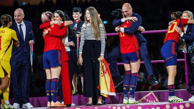 Spanish women's players during the trophy presentation, where Rubiales can be seen in the air and hugging Hermoso