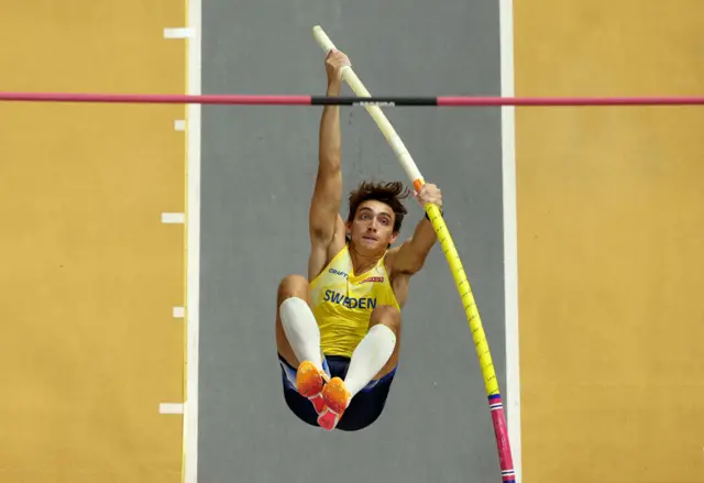 Armand Duplantis jumps in the pole vault final