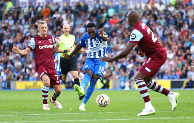 Welbeck lets fly from the edge of the box surrounded by West Ham defenders.