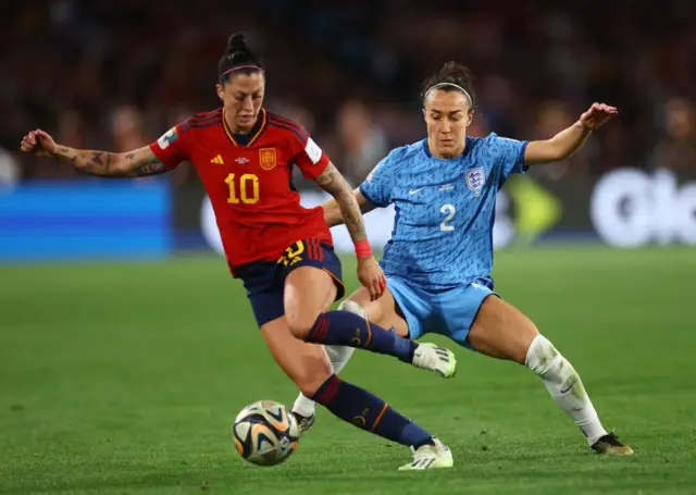 Jenni Hermoso and Lucy Bronze fighting for the ball