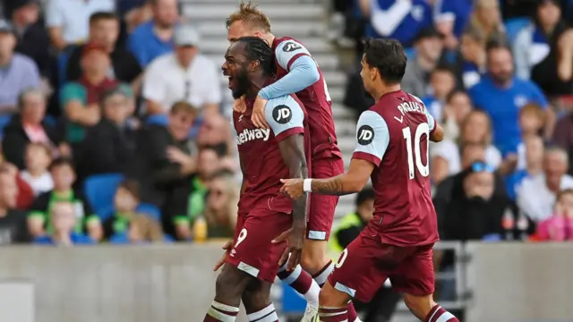 Bowen jumps on the shoulders of Antonio to celebrate his goal, Paqueta runs to join them.