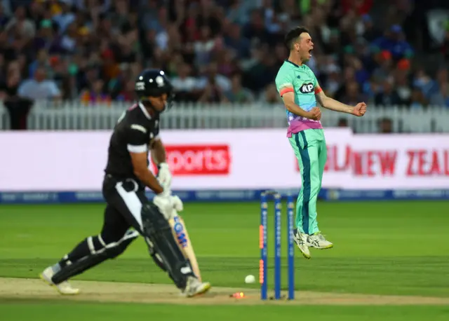 Nathan Sowter celebrates a wicket of Wayne Madsen