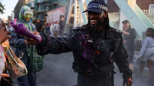 Met Police officer squirts paint at Notting Hill Carnival