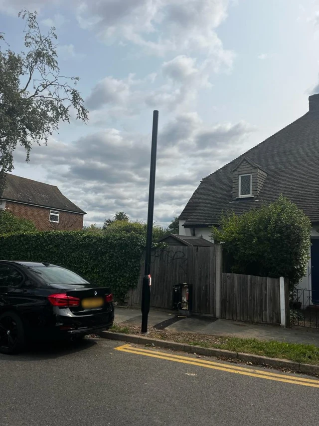 A lamp post with no Ulez signage in Sutton