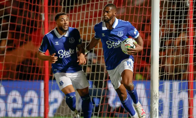 Beto with the ball in his hands alongside Danjuma