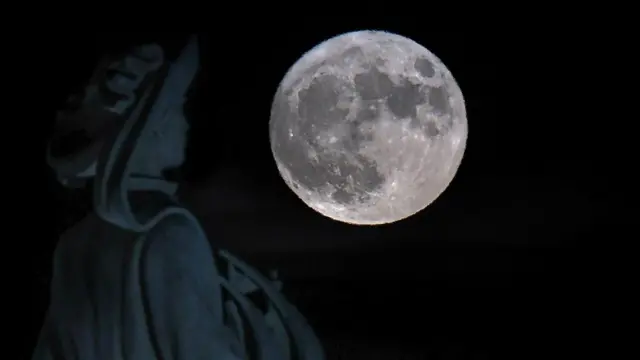 Padrao do Descobrimentos with the blue supermoon behind it.