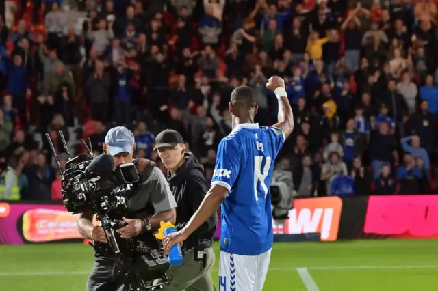 Beto salutes the Everton fans