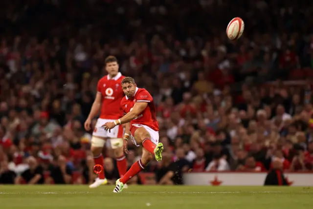 Leigh Halfpenny kicking a penalty