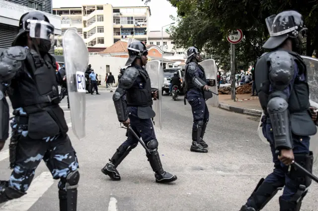 Angolan riot police take position after around a hundred people protest over wages in Luanda on August 25, 2022.