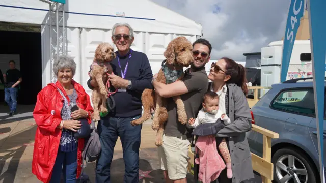 Teulu ar faes Eisteddfod Llyn ac Eifionydd