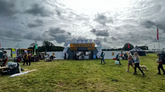 Treantur, ardal i blant ar faes yr Eisteddfod