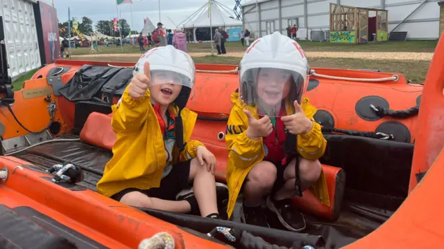 Dau fachgen mewn cwch RNLI