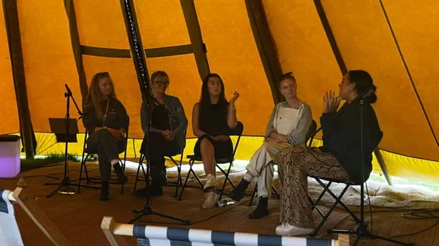 Panel ar y maes