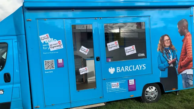 Sticeri Cymdeithas yr Iaith ar fan banc Barclays