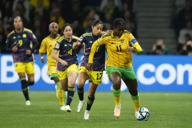 Bunny Shaw is pursused by Colombia defenders.