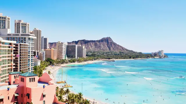 Skyscrapers, a beach, a mountain and the turquoise sea of Oahu island in Hawaii