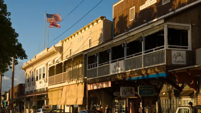 A sunny street scene in Lahaina