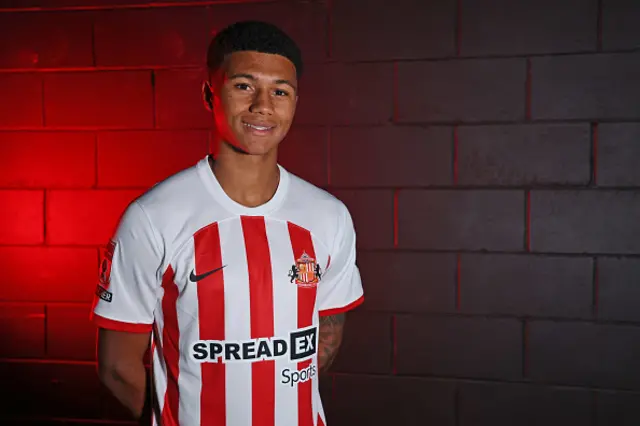 Mason Burstow poses in a Sunderland shirt