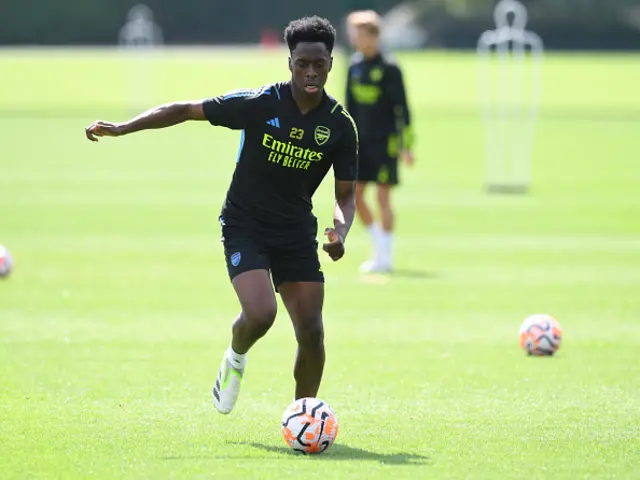 Albert Sambi Lokonga in control of the ball during Arsenal training