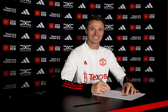 Jonny Evans signs for Manchester United