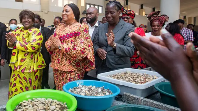 Mozambican First Lady Isaura Nyusi (L) next to her Ghanaian counterpart Rebecca Akufo-Addo at Maputo's main fish market