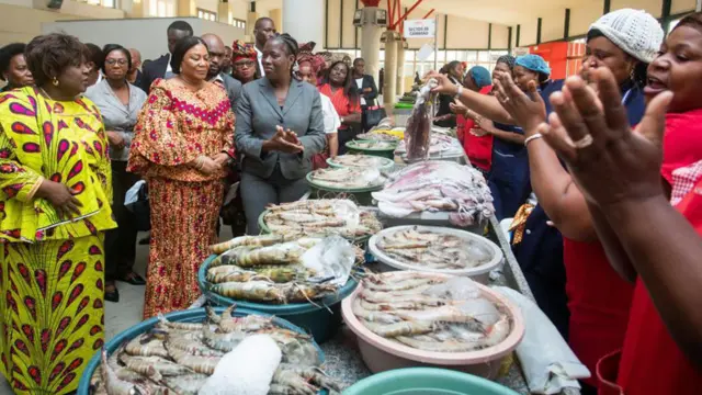 Mozambican First Lady Isaura Nyusi (L) next to her Ghanaian counterpart Rebecca Akufo-Addo at Maputo's main fish market