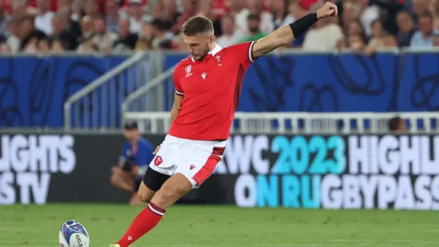 Dan Biggar kicks a penalty